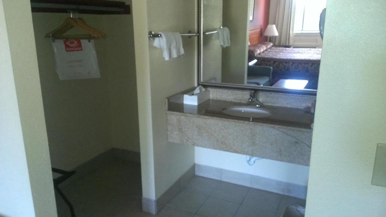 Red Carpet Inn Норуолк Экстерьер фото